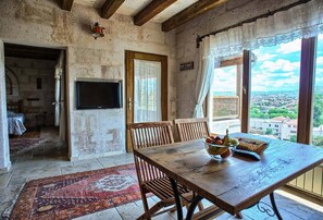 Casa tradicional, 2 quartos, vista para o rio | Opções para refeição no quarto