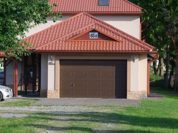 Exterior - Spacious 5-bedroom building in charming Rzeszów with AC, WiFi (Rzeszów)