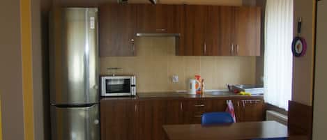 Kühlschrank, Mikrowelle, Herdplatte, Wasserkocher mit Kaffee-/Teezubehör