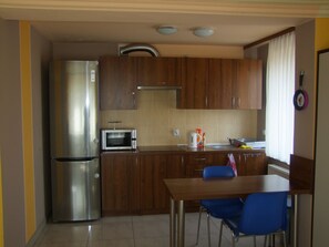 Fridge, microwave, stovetop, coffee/tea maker - Spacious 5-bedroom building in charming Rzeszów with AC, WiFi (Rzeszów)