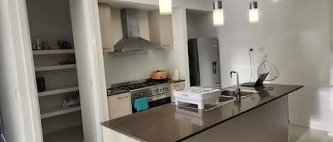 Geladeira, micro-ondas, fogão, cooktop