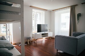 Comfort Studio, Kitchen | Television - Nimbuzzz Apartments (Unterseen)