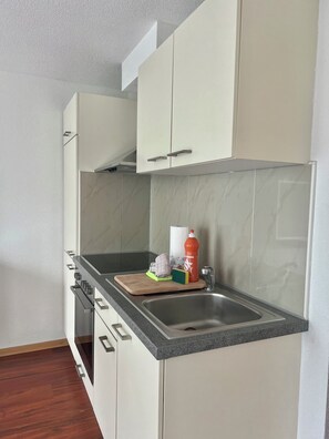 Economy Studio, Kitchen | Private kitchen | Full-size fridge, microwave, oven, stovetop - Nimbuzzz Apartments (Unterseen)