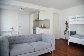 Comfort Studio, Kitchen | Living area | 50-inch Smart TV with cable channels, heated floors - Nimbuzzz Apartments (Unterseen)