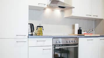 Full-size fridge, microwave, oven, stovetop
