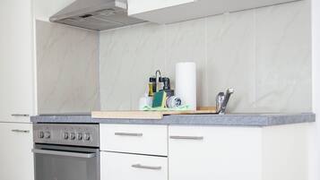 Studio tiện nghi đơn giản, bếp | Bếp riêng | Tủ lạnh, lò vi sóng, lò nướng, bếp nấu