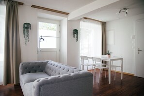 Studio – comfort, kjøkken | Oppholdsområde | En 50-tommers smart-TV med kabel-kanaler samt oppvarmet gulv