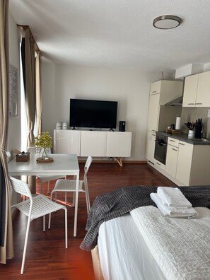 Economy Studio, Kitchen