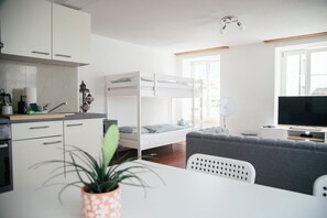 Comfort Studio, Kitchen | Dining room - Nimbuzzz Apartments (Unterseen)
