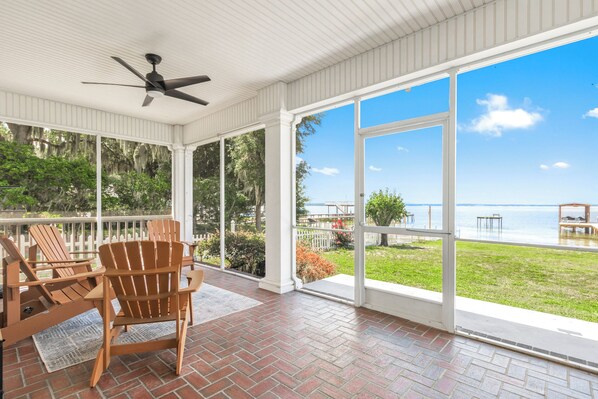 Outdoor dining - Lake Living on Lake Weir (Ocklawaha)