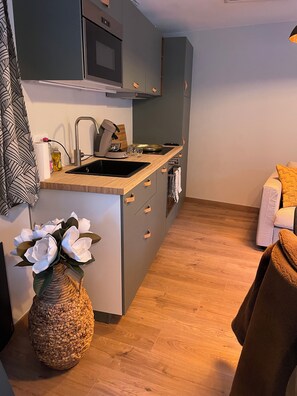 Fridge, microwave, oven, stovetop - Love Room - Romantic interlude with private spa (Le Perrier)