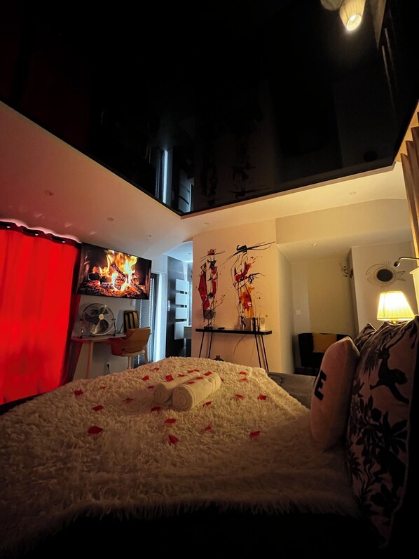 1 bedroom, desk, WiFi, bed sheets - Love Room - Romantic interlude with private spa (Le Perrier)