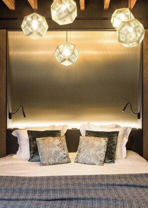 Desk, iron/ironing board, WiFi, bed sheets