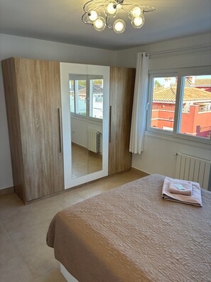 3 bedrooms, in-room safe, iron/ironing board, travel cot
