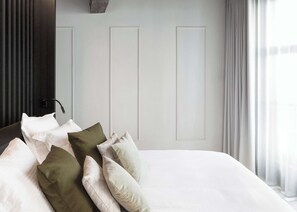 Desk, iron/ironing board, WiFi, bed sheets