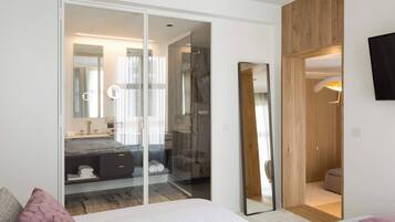 Desk, iron/ironing board, WiFi, bed sheets