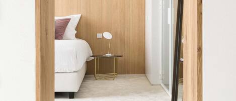 Skrivbord, strykjärn/strykbräda, wi-fi och sängkläder