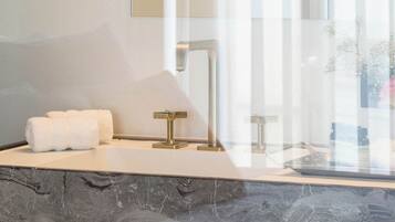 Dutxa, assecador de cabells i tovalloles