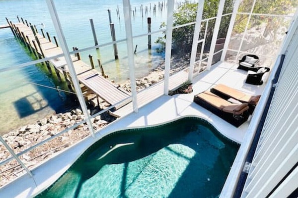 Een verwarmd zwembad