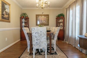 Dining - Charming 4-bedroom house with AC and WiFi in Pigeon Forge (Pigeon Forge)