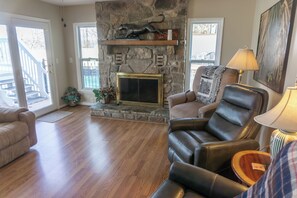 Smart TV, fireplace - Charming 4-bedroom house with AC and WiFi in Pigeon Forge (Pigeon Forge)