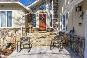 Terrace/patio - Charming 4-bedroom house with AC and WiFi in Pigeon Forge (Pigeon Forge)