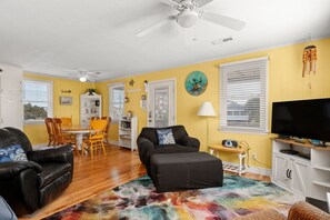 Fernseher, Tischfußball, Bücher