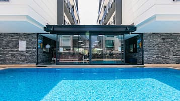 Utendørsbasseng, bassengparasoller og solsenger