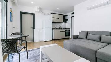 Leilighet – comfort, balkong, hageutsikt | Oppholdsområde | TV