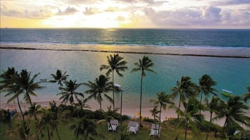 Na praia, areia branca, espreguiçadeiras, 19 bares na praia