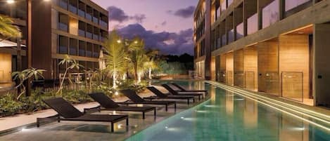 Indoor pool, 5 outdoor pools