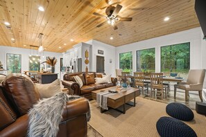 TV, fireplace - The Grinning Bear|Sleeps 14|Basketball|Pickleball (Broken Bow)