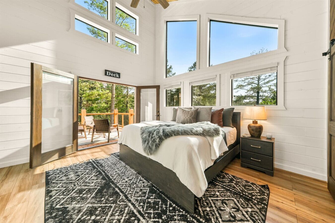 Een bureau, een strijkplank/strijkijzer, wifi, beddengoed