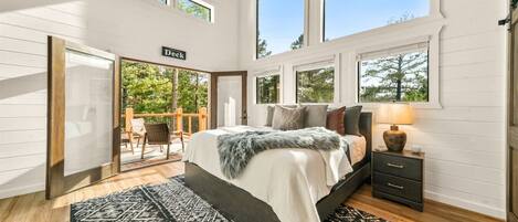 Een bureau, een strijkplank/strijkijzer, wifi, beddengoed