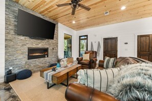 TV, fireplace - The Grinning Bear|Sleeps 14|Basketball|Pickleball (Broken Bow)