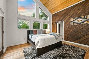 Skrivebord, strykejern/-brett, wi-fi og sengetøy