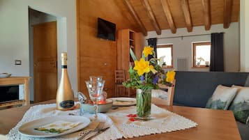 Comfort Studio, Lake View | 1 bedroom, cribs/infant beds, free WiFi, bed sheets