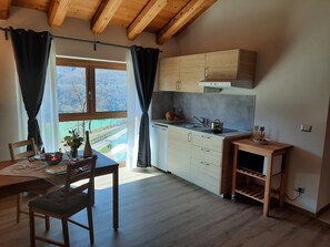 Comfort-Studio, Seeblick | Essbereich im Zimmer