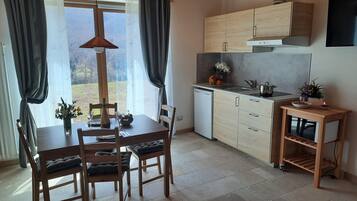 Eine moderne Küche mit Holzausstattung, einem eingebauten Backofen und einer kleinen Kochinsel mit Spüle.