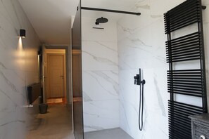 Douche, sĂšche-cheveux, serviettes fournies, savon