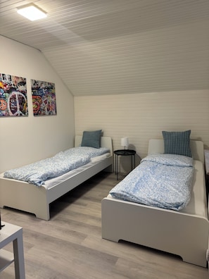 2 habitaciones, tabla de planchar con plancha, wifi y ropa de cama 