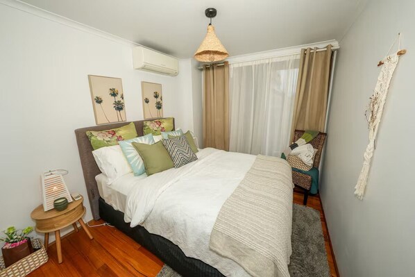 1 bedroom, bed sheets