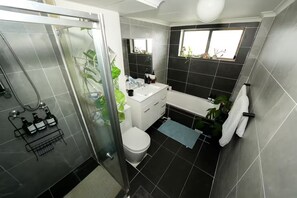 Shower, hair dryer, towels, soap - 5 minutes to the beach!  (Brighton-Le-Sands)