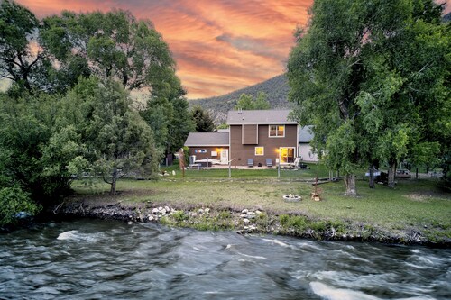 Single Family Home - Riverfront - Private Hot Tub - Fishing/Rafting/OHV/Skiing!