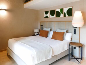 Superior-rum - 1 queensize-säng | Värdeförvaringsskåp på rummet, skrivbord och mörkläggningsgardiner