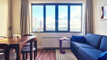 Appartement, 1 chambre | Salle de séjour | TV connectée de 43 pouces avec chaßnes numériques