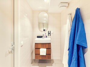 Dúplex | Baño | Regadera, amenidades de baño gratuitas, secadora de cabello, toallas 
