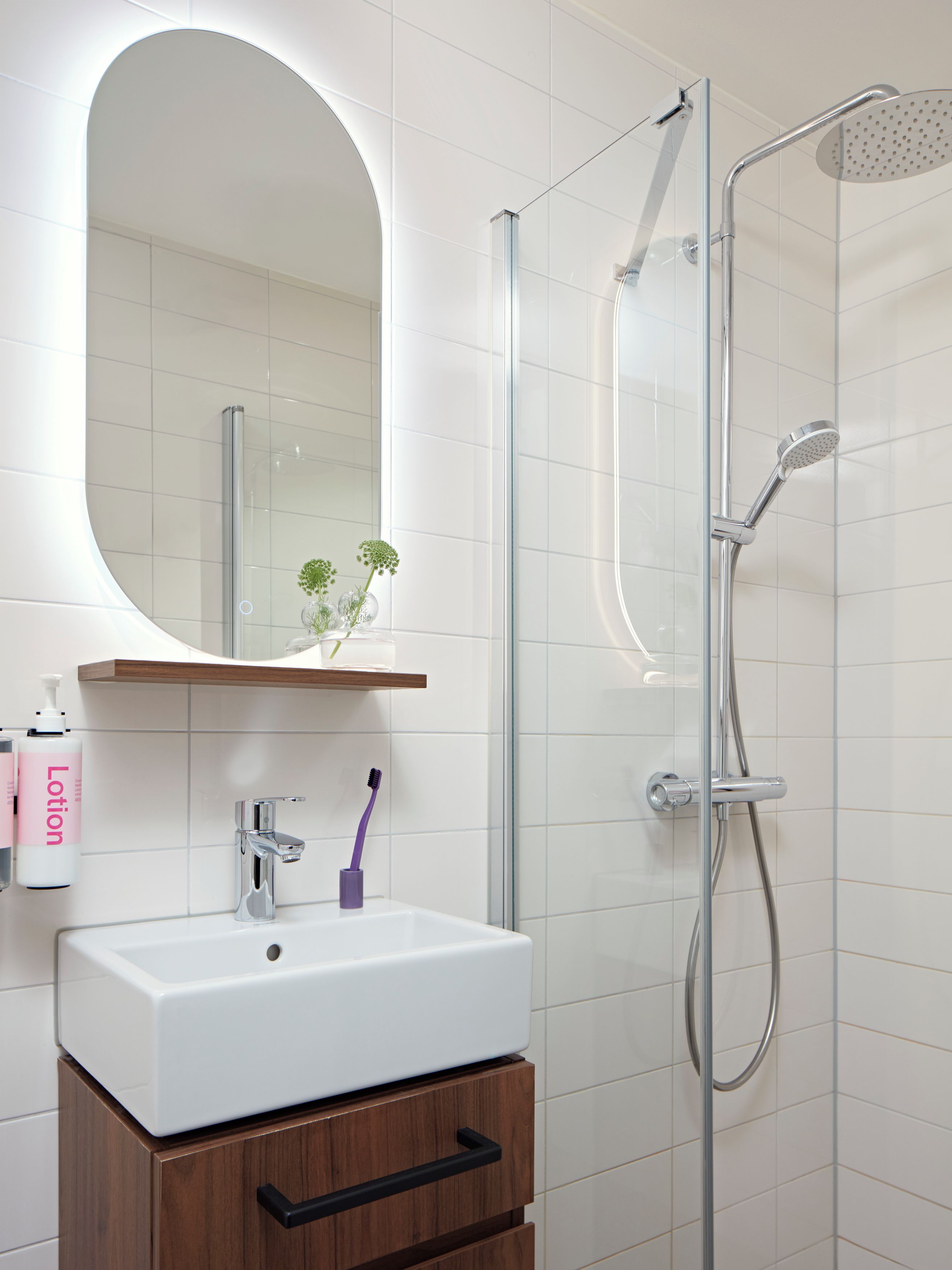 Apartamento, 1 habitación | Baño | Ducha, artículos de higiene personal gratuitos y secador de pelo