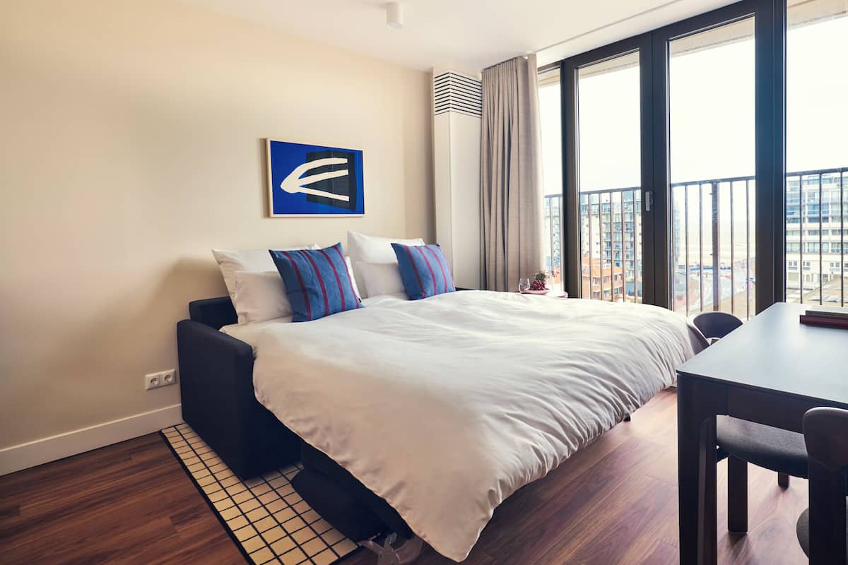 Apartemen, 1 kamar tidur, balkon | Seprai premium, brankas, dan ruang kerja ramah laptop