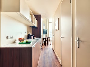 Monolocale Superior | Cucina privata | Frigorifero, microonde, piano cottura, lavastoviglie